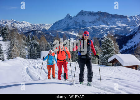 Drei Personen backcountry Skiing aufsteigend zu Medalges, Fanes Bereich im Hintergrund, Medalges, Naturpark Puez-Geisler, UNESCO-Weltkulturerbe Dol Stockfoto