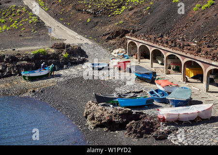 Kleinen Fischerhafen mit Booten an der Punta de Teno, Teno Gebirge, Teneriffa, Kanarische Inseln, Islas Canarias, Atlantik, Spanien, Europa Stockfoto