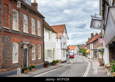 Häuser und Geschäfte entlang der High Street in der Stadt Watlington, Oxfordshire, England Stockfoto