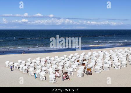 Liegen am Strand im Ostseebad Sellin, Insel Rügen, Ostsee, Mecklenburg-Vorpommern, Norddeutschland, Deutschland, Europa Stockfoto