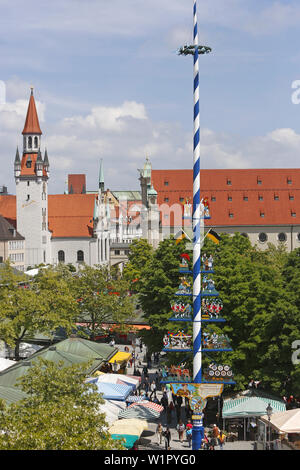 Blick auf den Viktualienmarkt mit dem Turm des Alten Rathauses, München, Oberbayern, Bayern, Deutschland Stockfoto