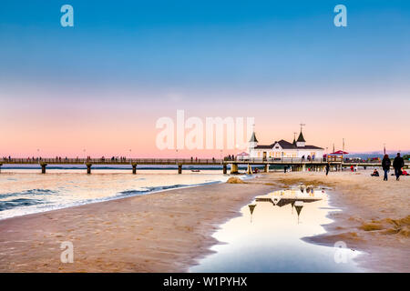 Vollmond über Pier, Ahlbeck, Insel Usedom, Mecklenburg-Vorpommern, Deutschland Stockfoto