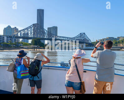 Die Geschichte Brücke überspannt den Brisbane River von einem CityCat Ferry, Brisbane, Queensland, Australien Stockfoto