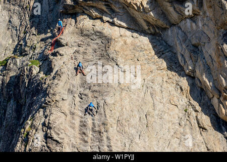 Drei Personen Klettern im Aiguille Dibona, Hütte Refuge du Soreiller, Ecrins Nationalpark Ecrins, Dauphine, Dauphiné, Hautes Alpes, Frankreich Stockfoto