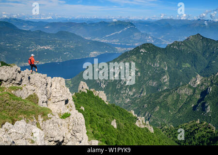 Menschen wandern an Kante und Blick auf den See Lago di Como, von Grignetta, bergamasque Grigna, Alpen, Lombardei, Italien Stockfoto