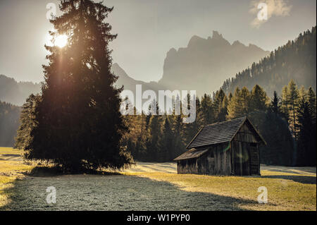 Landschaft mit einem Panel, das Haus, Dolomiten, Südtirol, Trentino, Italien, Europa Stockfoto