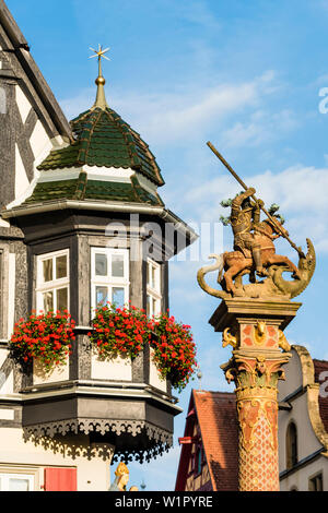 Erker des Jagstheimerhaus Haus auf dem Rathausplatz mit der Marktbrunnen, Rothenburg o.d. Tauber, Bayern, Deutschland Stockfoto