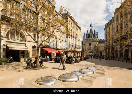 Place du Palais mit Restaurants und Blick auf die Porte Cailhau City Gate Stockfoto