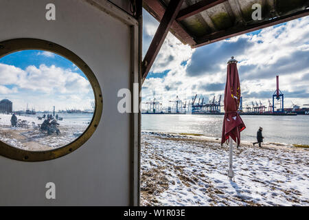 Elbe Beach im Winter mit Blick auf den Containerhafen Burchardkai, Hamburg, Deutschland Stockfoto