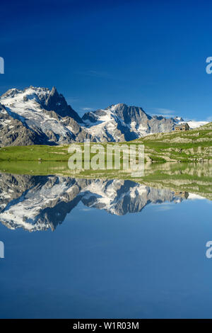 See Lac du Goleon mit Hütte Refuge du Goleon und Blick richtung Meije in Ecrins region, See Lac du Goleon, Nationalpark Ecrins, Dauphine, Dauphiné, Ha Stockfoto