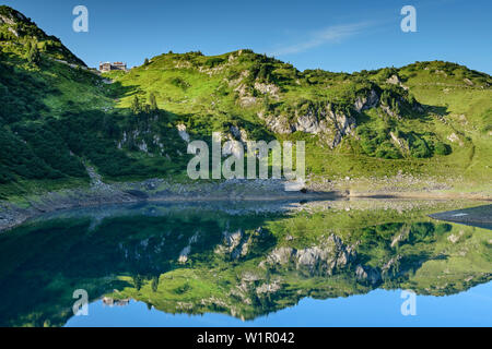 Freiburger Hütte auf Formar Insee lechweg gelegen, Lech Quelle Berge, Vorarlberg, Österreich Stockfoto