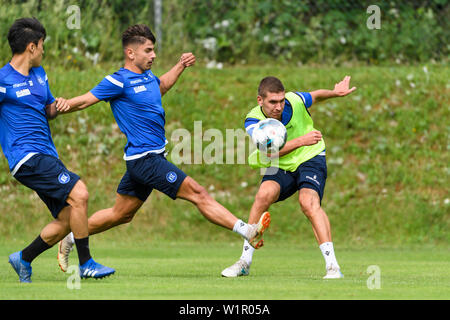 Damian Rossbach (KSC) in Duellen mit Malik Batmaz (KSC). GES/fussball/2. Bundesliga: Trainingslager des Karlsruher Sport Club in Waidring, 03.07.2019 Fußball: 2. Liga: Trainingslager Karlsruher SC, Waidring, Österreich, Juli 3, 2019 | Verwendung weltweit Stockfoto