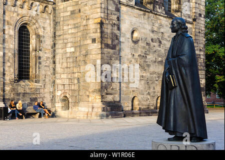 Denkmal vor der Kathedrale, innere Astronomische Uhr, Lund, Skane, Südschweden, Schweden Stockfoto