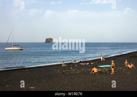 Schwarzer Strand auf Stromboli, Äolische Inseln Lipari Inseln, Meer, Mittelmeer, Italien, Europa Stockfoto