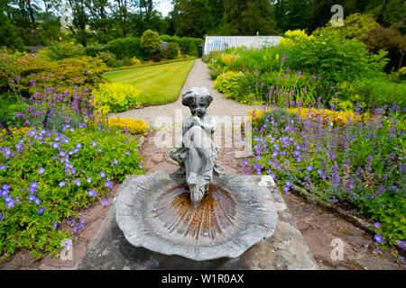 Detail der reich verzierten Vogelbad im Garten bei NTS Geilston Garten in Cardross, Argyll und Bute, Schottland, Großbritannien Stockfoto