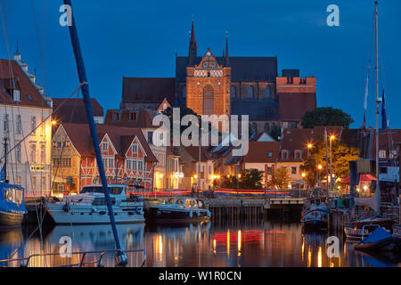 Wismar, alte Hafen mit St. George's Kirche, Georgenkirche, Mecklenburg Vorpommern, Deutschland Stockfoto