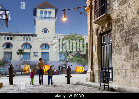 Mutter mit Kindern, historische Stadt, Altstadt, Habana Vieja, die Plaza de San Francisco, Familienreisen, Reisen nach Kuba, Elternurlaub, Urlaub, Time-out, Stockfoto