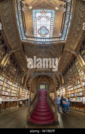 Berühmte Buchhandlung Lello, Interieur, Treppen, Porto Portugal Stockfoto