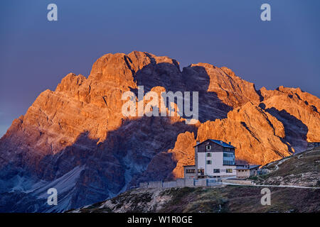 Hütte Auronzo-Huette vor Monte Cristallo bei Sonnenaufgang, Hütte Auronzo-Huette, Tre Cime, Sextner Dolomiten, Dolomiten, UNESCO Weltnaturerbe Dolom Stockfoto