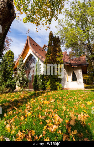 Modernes Krankenhaus Kapelle in Sopron, Ungarn. 1992 im Botanischen Garten der Stadt Krankenhaus gebaut. Stockfoto