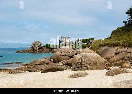 Sandstrand mit Granitfelsen, Lannion, Côte de Granit Rose, Côtes d'Armor, Bretagne, Frankreich Stockfoto