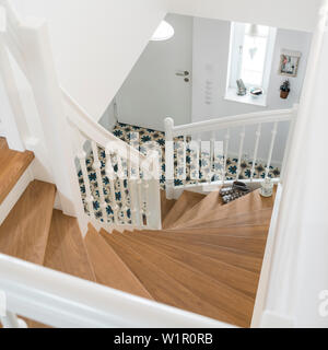 Treppe in Einfamilienhaus mit Holzstufen und weißen Geländer, Korbach, Hessen, Deutschland, Europa Stockfoto