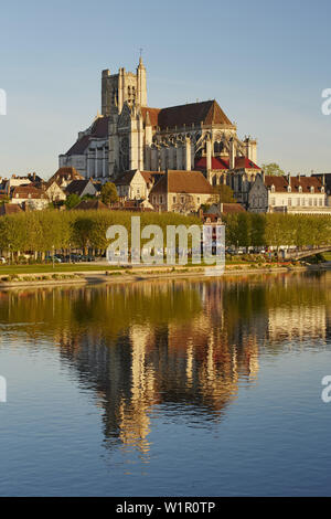 Blick über den Fluss Yonne Saint-Étienne Kathedrale in Auxerre, Departement Yonne, Burgund, Frankreich, Europa Stockfoto