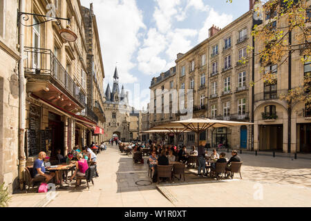 Place du Palais mit Restaurants und Blick auf die Porte Cailhau City Gate Stockfoto