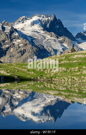 See Lac du Goleon mit Hütte Refuge du Goleon und Blick richtung Meije in Ecrins region, See Lac du Goleon, Nationalpark Ecrins, Dauphine, Dauphiné, Ha Stockfoto