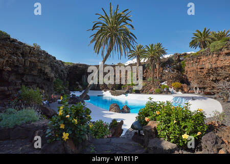 Pool, Jameos del Agua in der Nähe von Arrieta, César Manrique, Lanzarote, Kanarische Inseln, Islas Canarias, Spanien, Europa Stockfoto