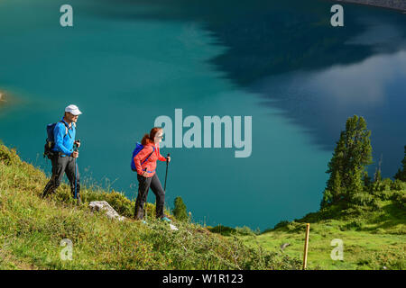 Ein Mann und eine Frau, Lechweg wandern über dem Osar Insee, Lech Quelle Berge, Vorarlberg, Österreich Stockfoto