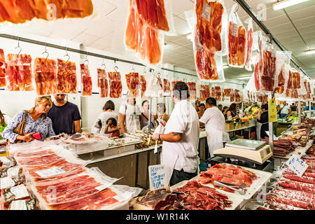 Schinken Verkäufer in der Markthalle in Arta, Mallorca, Balearen, Spanien Stockfoto