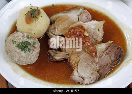 Bayerischer Schweinebraten und zwei verschiedene Arten von Knödel, Bratwurstgloeckl, Karl-Scharnagl-Ring, München, Oberbayern, Bayern, Deutschland Stockfoto