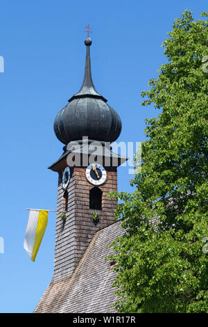 Dekoriert Glockenturm der Kirche St. Leonhard in Holzhausen in Teis Dorf im BGL Stockfoto