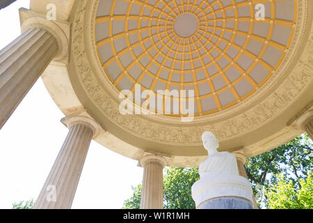 Schloss Park mit Monument der Königin Luise, Hohenzieritz, Mecklenburgische Seenplatte, Mecklenburger Seenplatte, Mecklenburg-Vorpommern, Deutschland, Europa Stockfoto