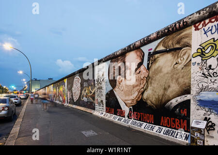 Berlin Wandbild, East Side Gallery, der Kuss, Berlin, Deutschland Stockfoto