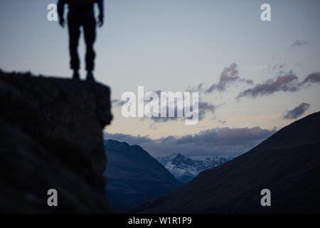 Bergsteiger genießt die Aussicht von Niederjochbach am Abend Stimmung, E5, Alpenüberquerung, 6. Stufe, Vent, Niederjochbach, Similaun Hütte, Schnalstal, Vernagt r Stockfoto