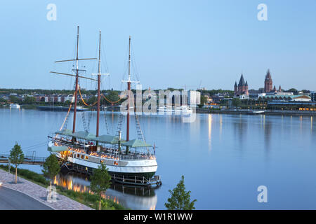 'Ansicht von Mainz-Kastel mit hohen Segelschiff "Pieter van Aemstel" über den Rhein in die Altstadt von Mainz, Wiesbaden, Hessen, Rhineland-Pala Stockfoto