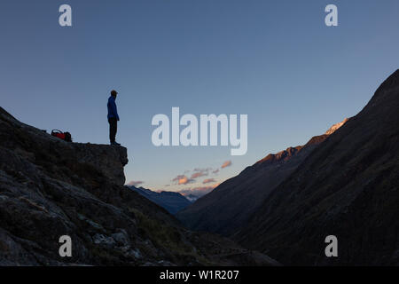 Bergsteiger genießt die Aussicht von Niederjochbach am Abend Stimmung, E5, Alpenüberquerung, 6. Stufe, Vent, Niederjochbach, Similaun Hütte, Schnalstal, Vernagt r Stockfoto