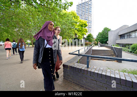 London, England, UK. Zwei junge Frauen auf der South Bank, einer Muslimin mit Kopftuch Stockfoto