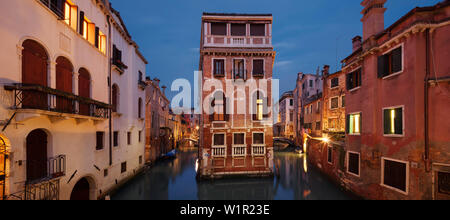 Panorama mit Blick auf ein beleuchtetes Haus zwischen den Kanälen Rio di San Giovanni Laterano und Rio de la Tetta im Blau der Dämmerung, Castello, Venedig, Venetien, Stockfoto