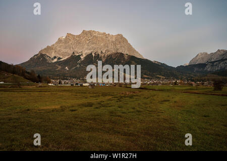 Blick auf Zugspitze reichen von Lermoos, Bezirk Reutte, Tirol, Österreich Stockfoto