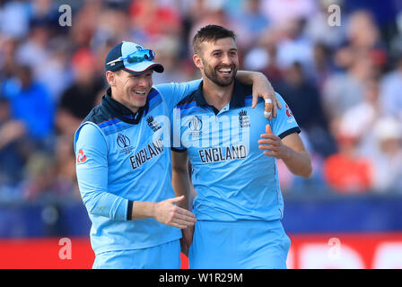 England's Mark Holz (rechts) feiert die wicket der Neuseeländischen Mitchell Santner mit Gehilfen England Eoin Morgan während der ICC Cricket World Cup group Phase Match am Flußufer Durham, Chester-le-Street. Stockfoto