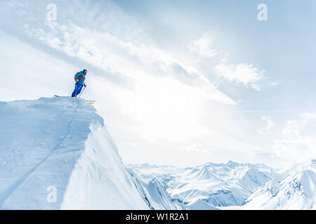 Junge männliche Skifahrer stehen auf einer Bergspitze, Gudauri, Mtskheta-Mtianeti, Georgien Stockfoto