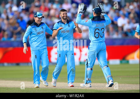 England's Mark Holz (rechts) feiert die wicket der Neuseeländischen Mitchell Santner mit Teamkollegen Englands Eoin Morgan und Jos Buttler während der ICC Cricket World Cup group Phase Match am Flußufer Durham, Chester-le-Street. Stockfoto