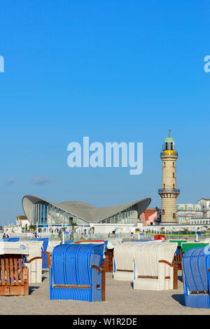 Liegen am Strand von Warnemünde mit teepott und Leuchtturm, Ostseeküste, Mecklenburg-Vorpommern, Deutschland Stockfoto