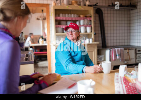 Frau trinkt Kaffee in Larcher Alm, E5, Alpenüberquerung, 4. Phase, Skihütte Zams, Pitztal, Lacheralm, Wenns, Gletscherstube, Zams nach Braunschweig Stockfoto