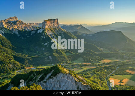 Grand Veymont und Mont Aiguille im Morgenlicht, von der Tête Chevalier, Vercors, Dauphine, Dauphine, Isère, Frankreich Stockfoto