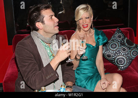 New York, USA. 17. Februar, 2009. Co-Designer von Schmuck von Tori Spelling, Mehran Farhat, Schauspielerin, Tori Spelling, schießen ein Segment für Tori's neue Reality Show auf der After Party für Christliche Siriano Herbst 2009 an Audrey Lounge im W New York. Quelle: Steve Mack/Alamy Stockfoto