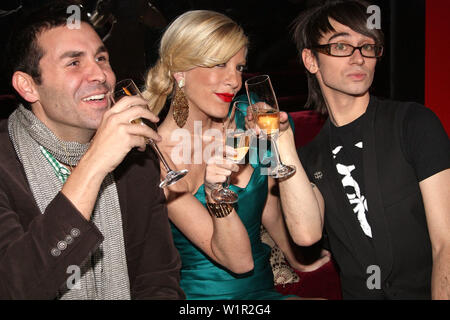 New York, USA. 17. Februar, 2009. Co-Designer von Schmuck von Tori Spelling, Mehran Farhat, Schauspielerin, Tori Spelling, Designer, Christian Siriano, schießen ein Segment für Tori's neue Reality Show auf der After Party für Christliche Siriano Herbst 2009 an Audrey Lounge im W New York. Quelle: Steve Mack/Alamy Stockfoto
